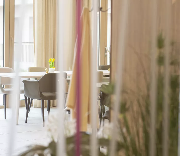 stoelen en tafel van Moments in WZC Sint-Jozef in Rumst