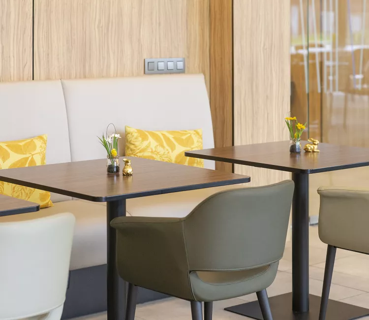 zetels, stoelen en tafels van Moments in WZC Sint-Jozef in Rumst