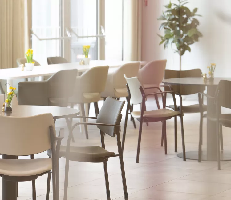 sfeer beige en grijze stoelen en tafels Moments 