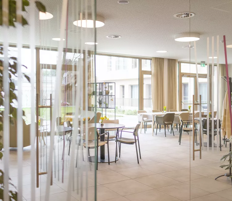 sfeer gebruik stoelen en tafels van Moment in WZC Sint-Jozef in Rumst