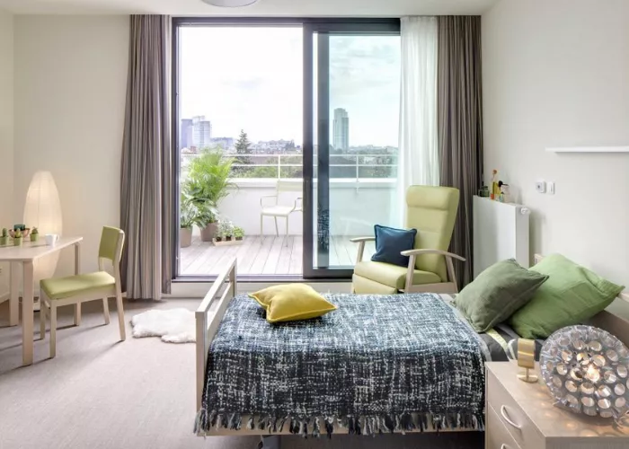 moments furniture_slaapkamer woonzorgcentrum_een comfortabele en veilige nachtrust_zorgbed relaxzetel nachtkastje zorgstoel tafel